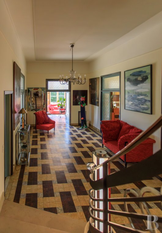 En Saône-et-Loire, à Mâcon, une villa et son jardin entièrement de style Art déco - photo  n°31